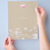 Elegante Lotus Blume Salon & Wellness-Center Flyer (Hand)