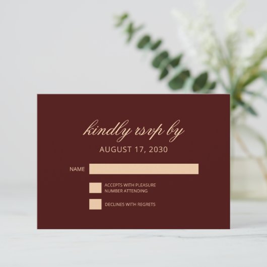 Elegante Luxury Gold Monogram Burgundy RSVP Card Einladung (Stehend Vorderseite)