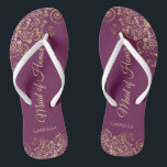 Elegante Magenta & Gold Lacy Trauzeugin Hochzeit Badesandalen<br><div class="desc">Diese wunderschönen Hochzeitskippen sind eine großartige Möglichkeit, Ihre Trauzeugin zu danken und zu erkennen, während sie gleichzeitig ihre Füße rette. Das elegante Design mit goldfarbenen, lackierten Frills auf einem lila, magentafarbenen Hintergrund und extravaganten goldfarbenen Schriftzeichen. Der Test liest Trauzeugin mit ihrem Namen unten. Ein guter Weg, ihr zu danken, dass...</div>