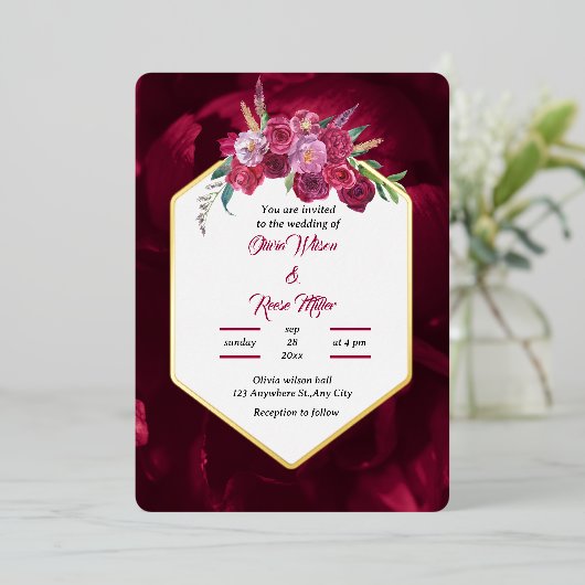 elegante magenta rosa blumenreiche Hochzeit Gold Folieneinladung (Stehend vorne)