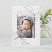 Elegante Magnolia Blume Foto Birth Ankündigung (Stehend Vorderseite)