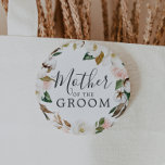 Elegante Magnolia Mutter des Groom-Brautparty Button<br><div class="desc">Diese elegante Magnolienmutter des Bräutigam-Brautparty-Knopfes eignet sich perfekt für einen modernen,  eleganten Polterabend. Das weiche Blumendesign besticht durch die blau-farbenen Rosa-Bäckereien,  die atemberaubenden magnolischen Blume und die Baumwolle mit goldenen und grünen Blätter in einem luxuriösen Ambiente.</div>