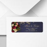 Elegante marinebürdige goldfarbene, blumengeschmüc<br><div class="desc">Klassische Goldkalligraphie Rücksendeadresse Hochzeitslabel mit schöner Elfenbein-Creme und roten bordeauxfarbenen Blume mit Blattwerk auf einem dunklen marinebasierten Hintergrund.                  Geeignet für Herbst- oder Winterfeiertage elegant klassische rustikale Vintage inspirierte Hochzeiten.</div>