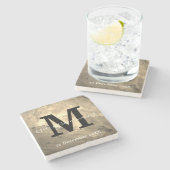 Elegante Marmor Schwarz-Weiß-Monogramm-Hochzeit Steinuntersetzer (Seitenansicht)