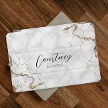 Elegante Marmorbäume Gold Glitzer Calligrafy Name iPad Mini Hülle<br><div class="desc">Eleganter iPad Mini-Gehäuse mit Marmor und Imitaten goldener Hintergrund und modernem kalligraphischen Schriftart für Ihren Namen oder Initialen. Das iPad-Cover bietet Platz zum Hinzufügen Ihres Namens oder Monogramms. Sie können sogar Ihr Logo hinzufügen, wenn Sie dieses Tablettengehäuse für Ihr Unternehmen verwenden. Dieses moderne iPad-Cover-Design aus Marmor verleiht Ihrem Tablet-Gerät einen...</div>