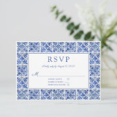 Elegante mediterrane blaue Tiles Wedding RSVP Karte (Stehend Vorderseite)
