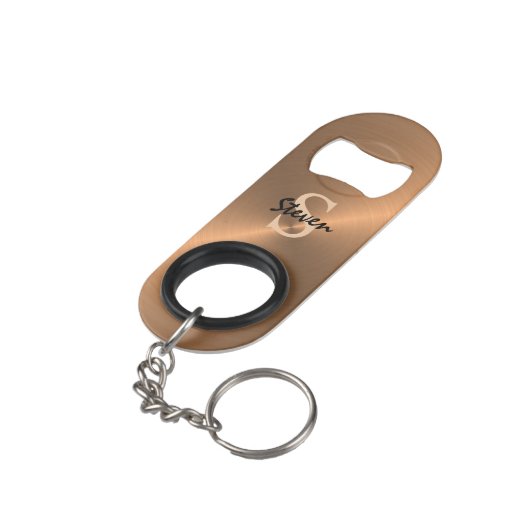 Elegante Metallic Bronze Gold Monogram Mens Mini Flaschenöffner (Rückseite Schrägansicht)
