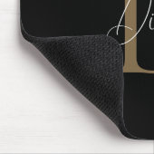 Elegante Midnight Black Mossy Gold Script Monogram Mousepad (Ecke)