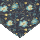 Elegante Midnight Blue & Gold Floral Christmas Tischdecke (Schrägansicht)