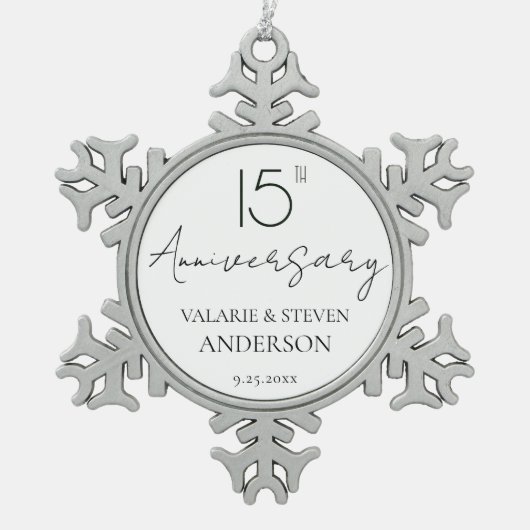 Elegante Minimal 15-jährige Hochzeit-Keramik Schneeflocken Zinn-Ornament (Vorderseite)