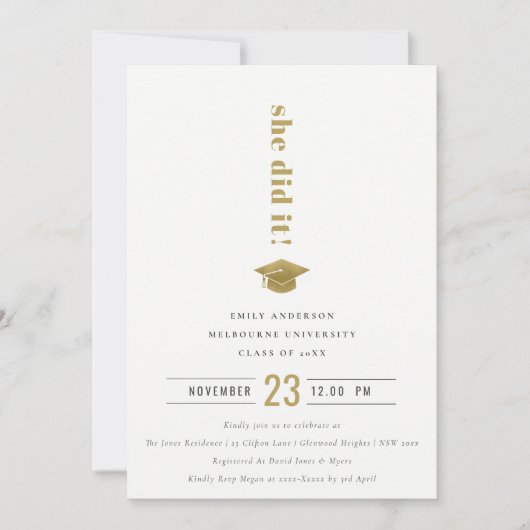 Elegante Minimal Gold Typografy Graduation Cap Einladung (Vorderseite)