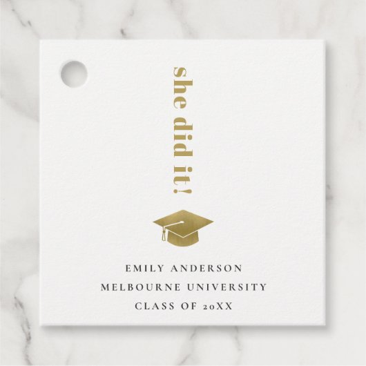 Elegante Minimal Gold Typografy Graduation Cap Geschenkanhänger (Vorderseite)