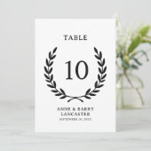 Elegante Minimal Laurel Wreath Wedding Tischnummer (Stehend Vorderseite)