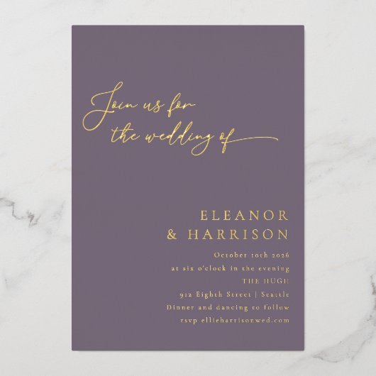 Elegante Minimal Moderne Lila Skripthochzeit Gold Folieneinladung (Vorderseite)