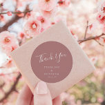 Elegante Minimal Script Custom Wedding Dusty Rose Runder Aufkleber<br><div class="desc">Elegantes Minimalistisches Skript Modernes,  individuelles Hochzeitsticker für klassische Runden Sticker in Dusty Rose</div>