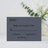 Elegante Minimal Script Dusky Blue Modern Wedding RSVP Karte (Stehend Vorderseite)