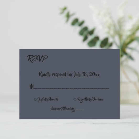 Elegante Minimal Script Dusky Blue Modern Wedding RSVP Karte (Stehend Vorderseite)