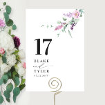 Elegante, minimale Pastellfarbenblüte Hochzeit Tischnummer<br><div class="desc">Führe deine Gäste mit dieser eleganten Hochzeitskarte zu ihrem Tisch. Mit dieser Tischnummer. Stilvolles und einfaches Design mit Namen auf der Seite und dem "und" in moderner handgeschriebener Kalligrafie. Feine, blumengeschmückte Wasserfarben mit violett, staubigen lila, lila und lavendelblütigen Details. Bestellinformationen: Um Ihren Gästen ein nahtloses Erlebnis zu bieten, beachten Sie...</div>