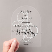 Elegante minimale Schwarz-Weiß-Monogramm-Hochzeit Acryleinladungen (Insitu (Handheld))