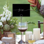 Elegante minimale Skriptkartennummern sechs Tischnummer<br><div class="desc">Dieses Design der Tischnummer zeichnet sich durch einen eleganten,  minimalen Schriftart aus. Klicken Sie auf die Schaltfläche "Klicken,  um weitere Anpassungen vorzunehmen",  um die Farbe und die Hintergrundfarbe des Skripts zu bearbeiten. Sehen Sie sich die gesamte Kollektion an,  um mehr passende Artikel zu finden!</div>