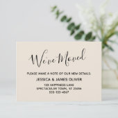 Elegante, minimale Typografie "We ve Moved" Cream Begleitkarte (Stehend Vorderseite)