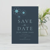 Elegante Minimalistisch Retro Daisy Blue Wedding Save The Date (Stehend Vorderseite)