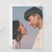 Elegante Minimalistische Monogram-Foto-Overlay-Hoc Einladung (Rückseite)