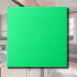 Elegante minimalistische Neon Spring Green Color Fliese<br><div class="desc">Das elegante Minimalistische Solid Neon Spring Green Farbmuster ist ein auffallendes und modernes Design, das die Dynamik und Energie der Neonfarben einfängt. Dieser kühne und dennoch raffinierte Schatten des Frühlings Grün strahlt Frische aus und ist somit die perfekte Wahl für zeitgenössische Ästhetik. Die minimalistische und gleichmäßige Beschaffenheit des Musters erhöht...</div>
