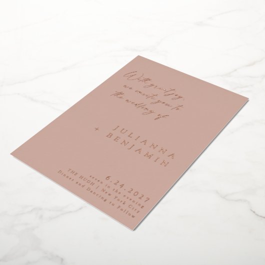 Elegante Minimalistische Script Wedding Blush Rose Folieneinladung (Gedreht)