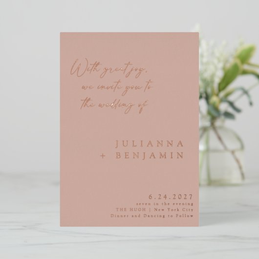 Elegante Minimalistische Script Wedding Blush Rose Folieneinladung (Stehend vorne)
