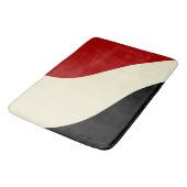 Elegante Minimalwelle in Rot, Schwarz und Cream Badematte (Schrägansicht)