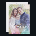Elegante Modern Be Frohe Weihnachtsfoto-Karte Feiertagskarte<br><div class="desc">Trendloses, einfaches Design mit Ihrem Lieblingsmuster Foto. Illustriert mit weichen, pastellfarbenen Dreiecken in Rosa, Blau, Weiß und Gold. In extravaganter, moderner Schriftzypografie heißt es "be merry". Weiße, winzige Sterne, die Ihren Holidays-Fotokarten ein funkelndes Aussehen verleihen. Ändern Sie die Farben des Schriftartes, um besser auf Ihr Foto zuzugreifen. Streifen Muster auf...</div>