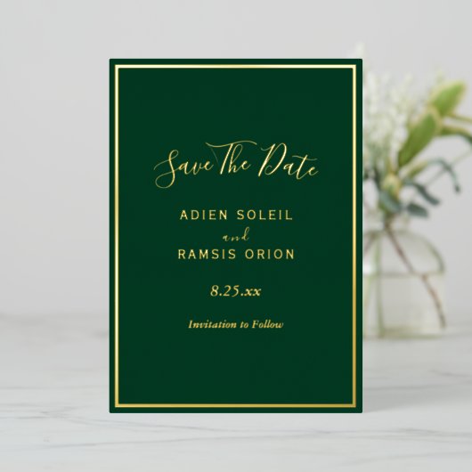 Elegante Modern Green Gold Foil Save the Date Kart Folieneinladung (Stehend vorne)