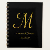 Elegante moderne Black Gold Monogram Script Hochze Planer (Vorderseite)