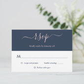 Elegante, moderne, blaue Blush-Hochzeitskarten RSVP Karte (Stehend Vorderseite)