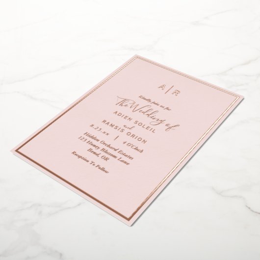 Elegante Moderne Blush Rose Gold Monogram Wedding Folieneinladung (Gedreht)