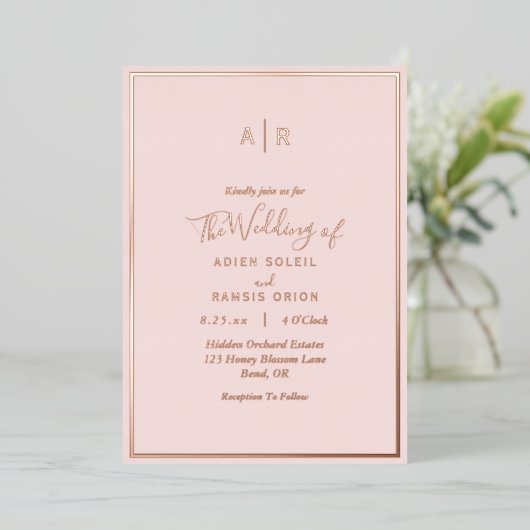 Elegante Moderne Blush Rose Gold Monogram Wedding Folieneinladung (Stehend vorne)
