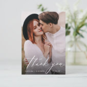 Elegante moderne Drehbuch minimalistische Hochzeit Dankeskarte (Stehend Vorderseite)