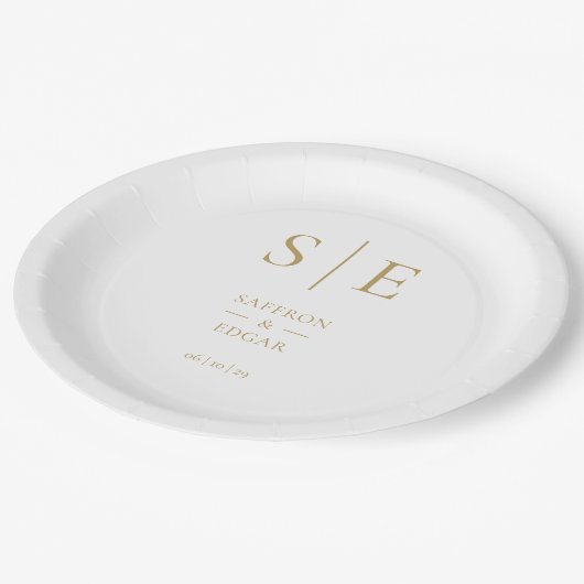 Elegante Moderne Gold Monogram Wedding Pappteller (Schrägansicht)