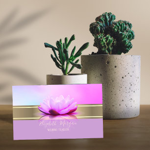 Elegante moderne goldene Streifen-Violette Lotus Visitenkarte