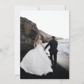 Elegante moderne Kalligrafie 2 Fotos Hochzeit Save The Date (Rückseite)