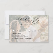 Elegante moderne Kalligrafie Script 2-Foto Hochzei RSVP Karte (Vorderseite)