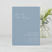 Elegante moderne Minimal Dusty Blue Script Wedding Einladung (Stehend Vorderseite)