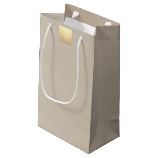 Elegante Moderne Minimal Pastel Beige Gold Kleine Geschenktüte (Rückseite Schrägansicht)