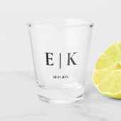 Elegante moderne Monogram Simple Wedding Schnapsglas (Vorderseite)