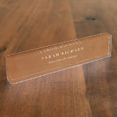 Elegante moderne rustikale Tan Leder Textur Custom Namensplakette (Seite)