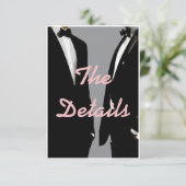 Elegante, moderne Schwule, die QR-Code hochhalten Begleitkarte (Stehend Vorderseite)