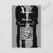 Elegante, moderne Schwule, die QR-Code hochhalten Begleitkarte (Rückseite)