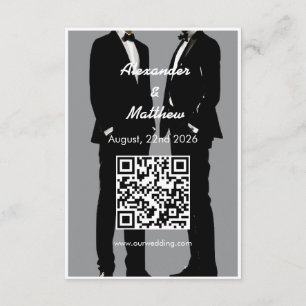 Elegante, moderne Schwule, die QR-Code hochhalten Begleitkarte