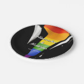Elegante moderne schwule Hochzeit Regenbogen Pappteller (Schrägansicht)